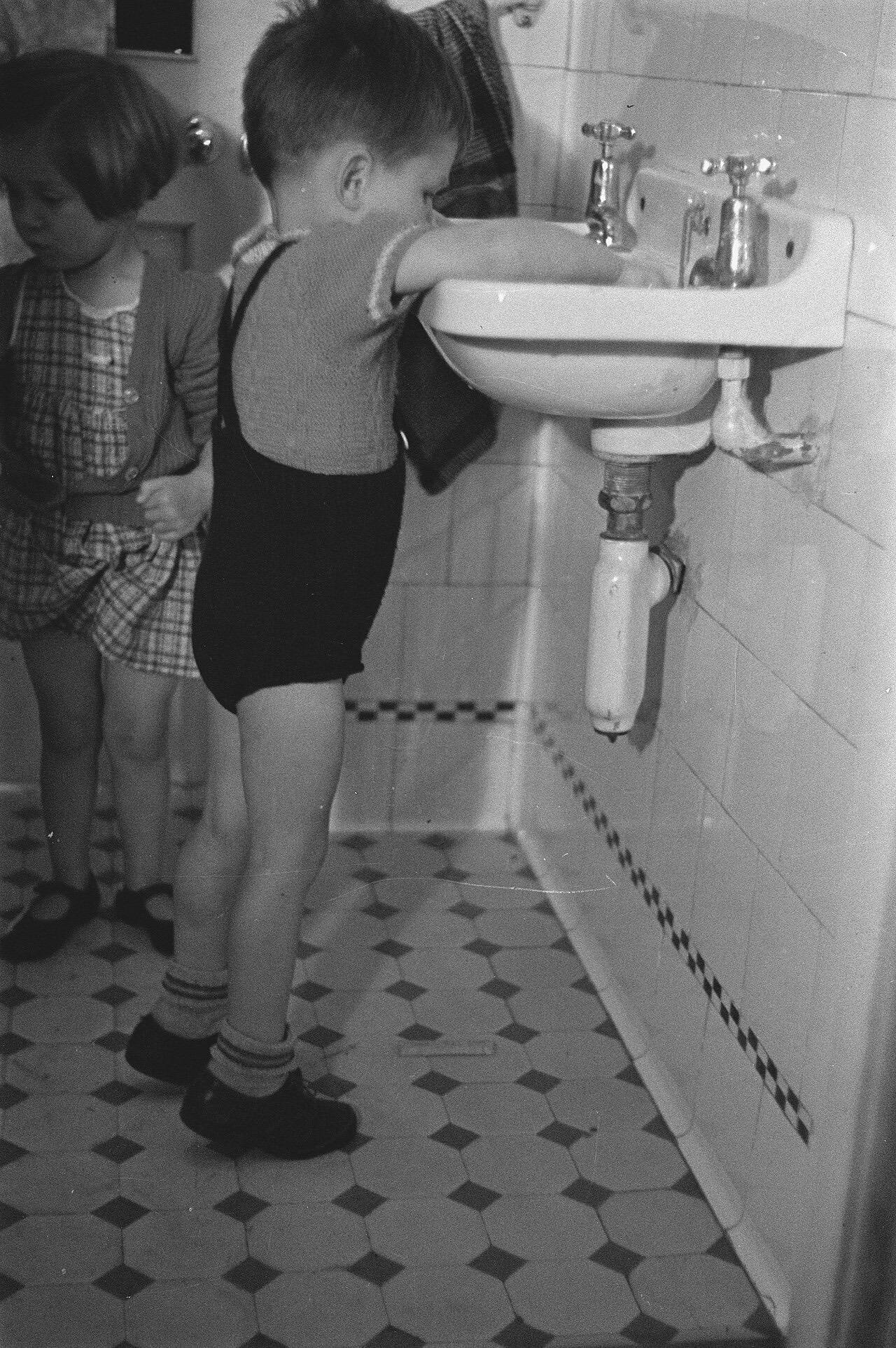 Fotoserie kinderopvang cq kinderbewaarplaats Washing his hands, Bestanddeelnr 935-2104